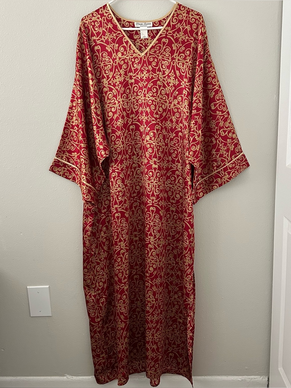 Private Luxuries Natori Red Gold Scroll Satin Kaftan Mumu Nightgown Plus Size 1X